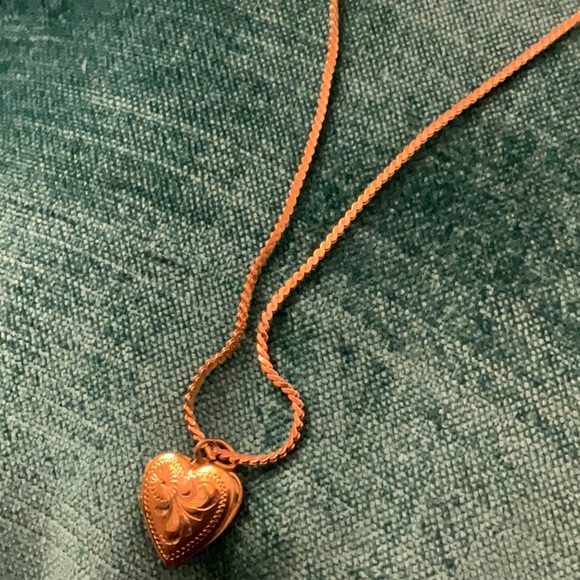 Pretty gold filled heart locket on chain. - Picture 2 of 8